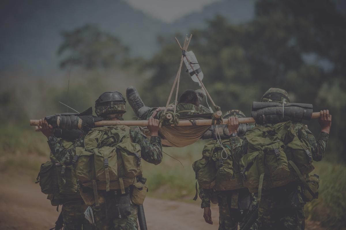 Fysieke oefening met acteurs tijdens een realistische training